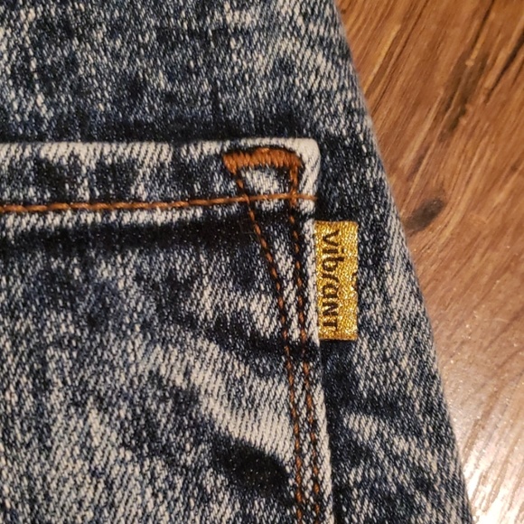 Shorts - Picture 3 of 4